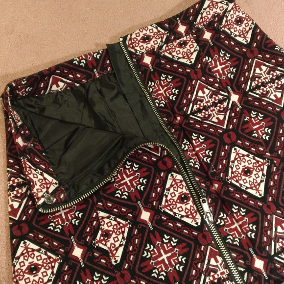 🏷️2/$15 H&M Red Print Mini Skirt with Zipper - Picture 8 of 8